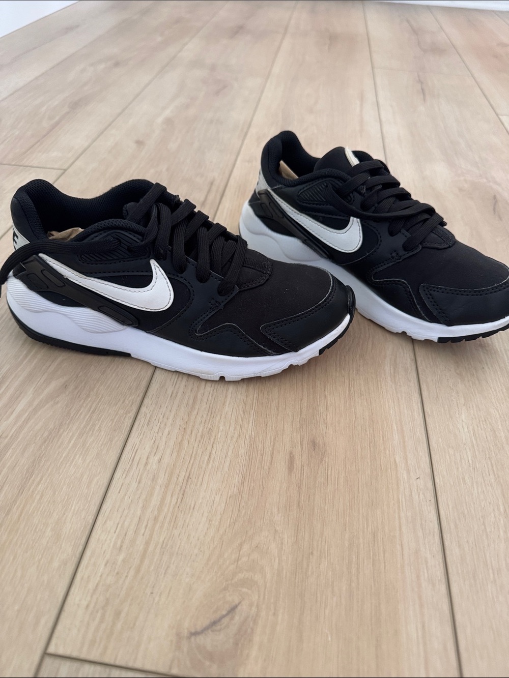 Nike Boys Black and White Low-Top Sneakers Sz 6